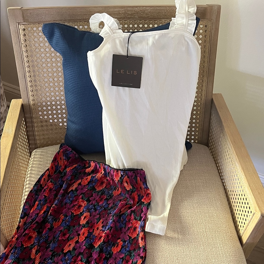 Wow. Deal of the day! 2 pc Summer set. Size Sm $18